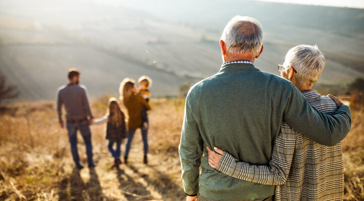 Familiensystem, Oma und Opa gucken auf die junge Familie