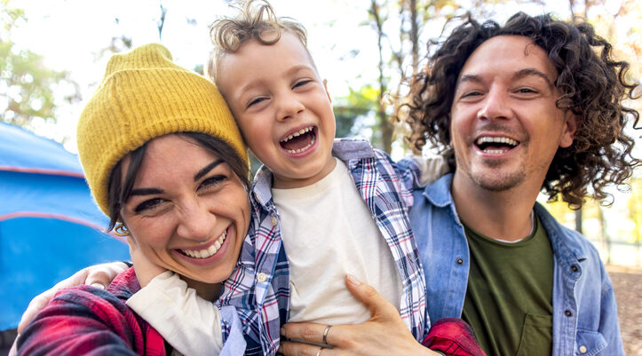 Glückliche Familie mit Kind